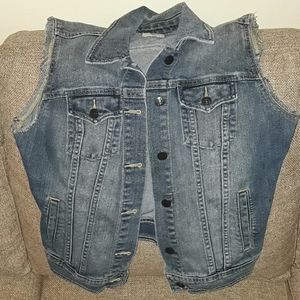 Sleeveless demin jacket